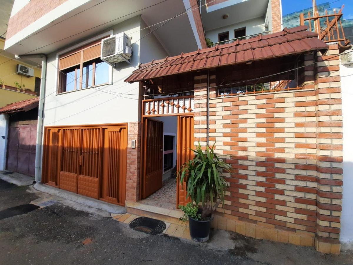 Bed & Breakfast 53 *